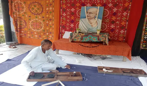 24 घंटे तक चलता रहा चरखा, अकबरपुर गांधी आश्रम में हुआ अखंड महा सूत यज्ञ